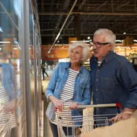 Pensionarii ies cu pensia în supermarket - Foto: Freepik