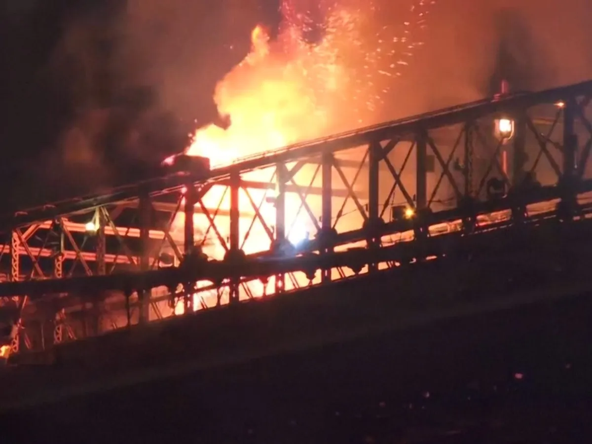 Podul Brooklyn a luat foc în timpul spectacolului de artificii de 4 iulie. Nu s-au raportat răniți