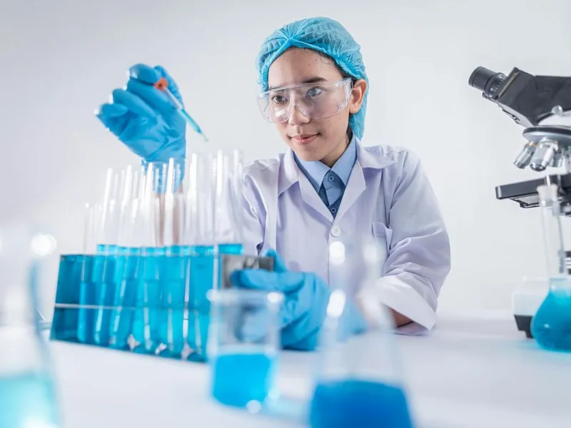 Femeie om de ştiinţă lucrând în laborator - Foto: Pexels/Chokniti Khongchum