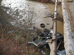 Un Audi a sărit de pe DJ 109F în albia râului Lăpuş, patru persoane în stare gravă. / Foto: ziarmm.ro