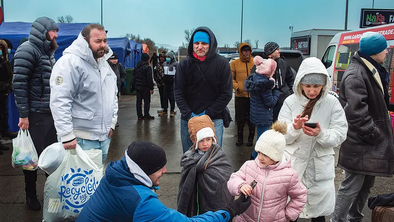 Familii de ucraineni cu copii în zona corturilor în care primeau apă și hrană la Isaccea.