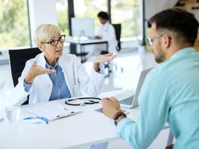 Medic în discuție cu pacient - Foto: freepik (rol ilustrativ)