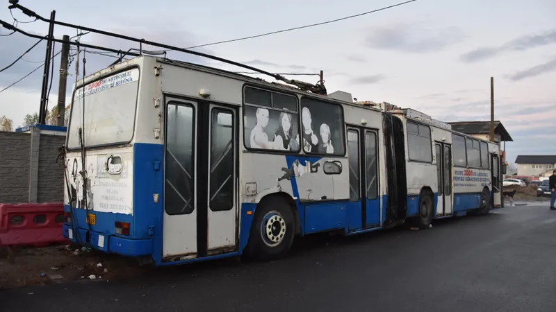 Un troleibuz românesc Rocar 217E, pensionat după 26 de ani, a fost salvat și dus la muzeu - Foto: Facebook/Inițiativa pentru Muzeul Transportului Bucureștean