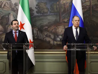 Ministrul sirian de externe Asaad al-Shibani, cu omologul său, Serghei Lavrov - Foto: Profimedia Images