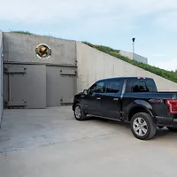 COMPLET ECHIPAT  Zgârie-norul inversat, autonom,  include (în sensul acelor de ceasornic, din stânga sus) bancuri de pește de acvacultură, uși blindate de 8 tone, rezistente la explozii, trei scuturi de protecție și „ferestre“ din LED-uri.