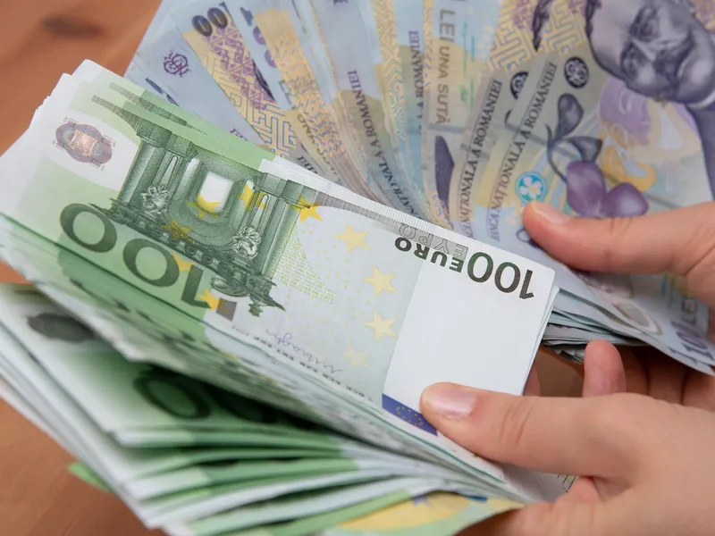 E mai bine sau nu să schimbi leii în euro? Ce recomandă specialiștii să faci în ziua de salariu - Foto: Profimedia images