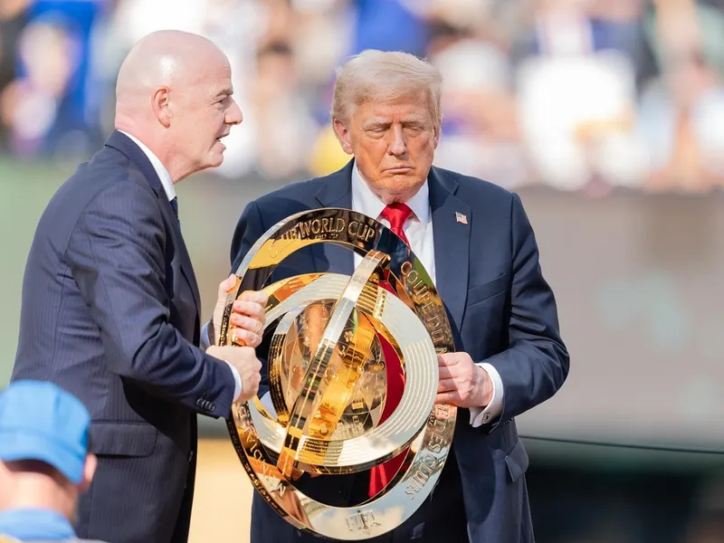 Donald Trump, cu președintele FIFA și trofeul acordat câștigătoarei Cupei Mondiale a Cluburilor - Foto: Profimedia Images