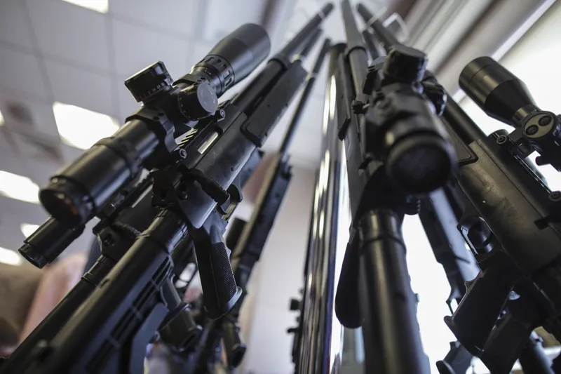 Imagini cu armament, la semnarea din anul 2019 a Memorandumului cu Beretta Holding, pentru UM Plopeni - Foto: INQUAM PHOTOS/Octav Ganea