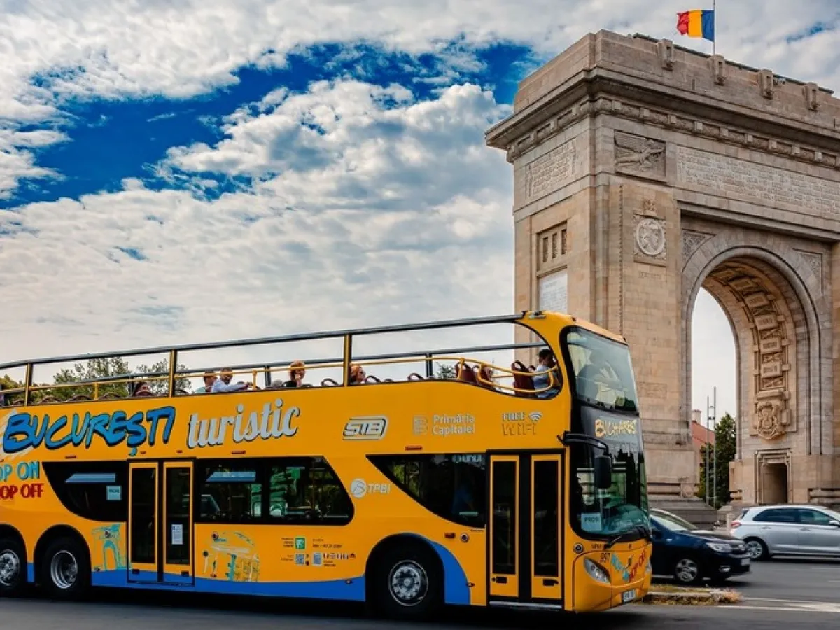 Autobuzele turistice supraetajate revin în Capitală pe traseul celor mai importante atracţii turistice