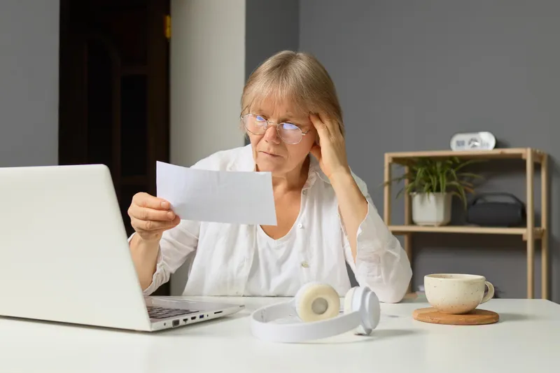 Pensionară citind la pensie - Doto: Freepik