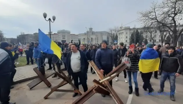 VIDEO Armata rusă a deschis focul asupra unor civili ucraineni care protestau pașnic la Herson / Ukrinform