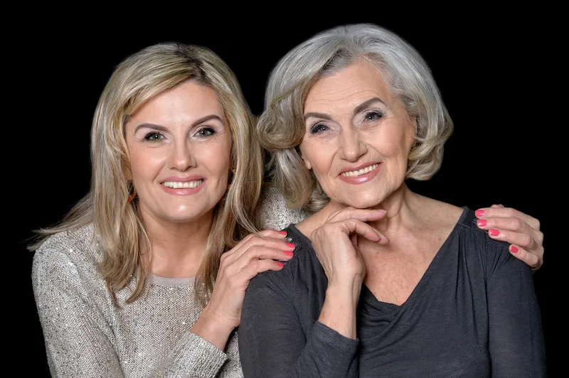 Femeie la tinerețe și femeie la pensie - Foto: Freepik