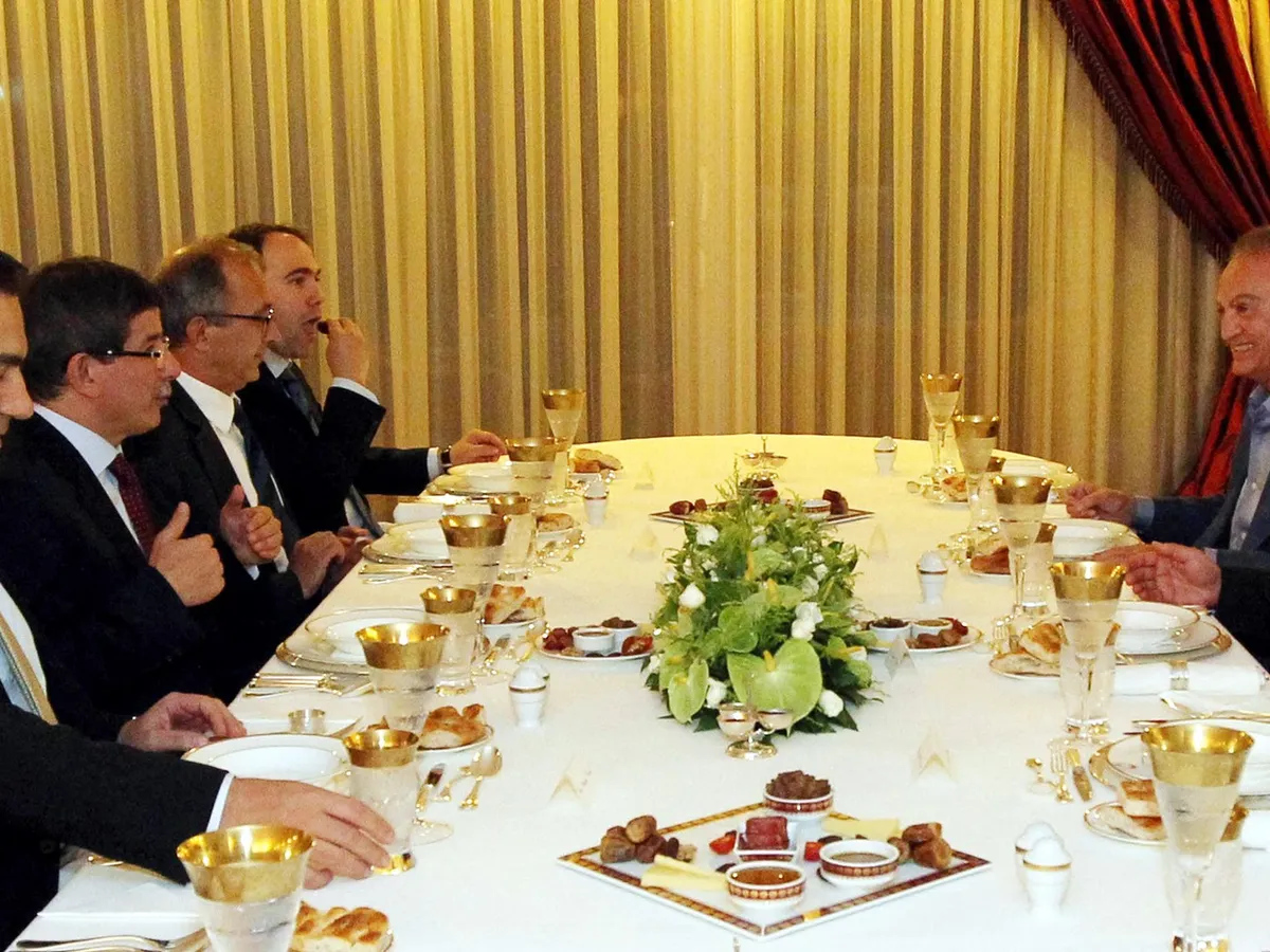 Ministrul de Externe al Turciei, Ahmet Davutoglu (al doilea din stânga) și oficiali turci participă la o cină de Ramadan cu generalul sirian Manaf Tlass, în 2012 - Foto: Profimedia Images