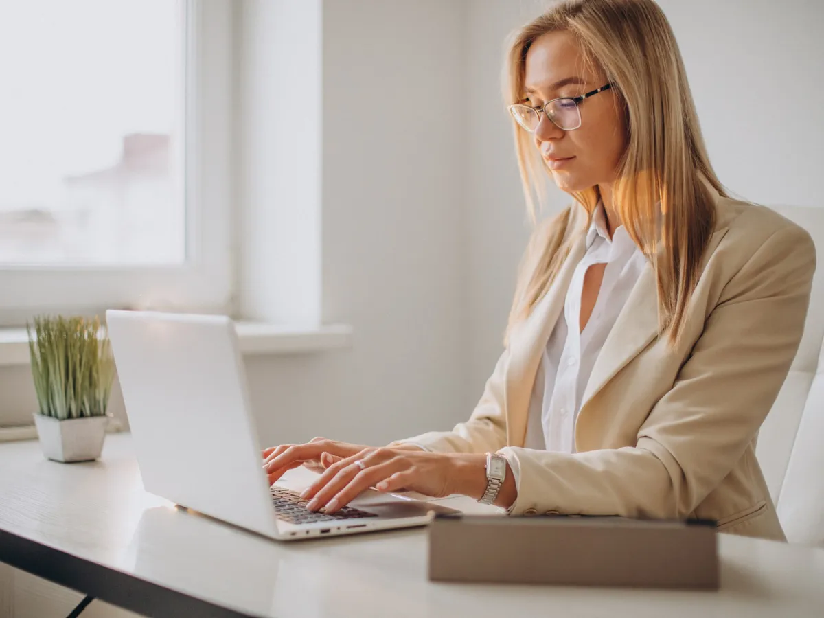 Angajată la birou - Foto: Freepik