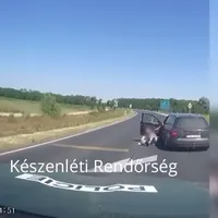 Un șofer român a sărit din mașina aflată în mers când a văzut poliția - Foto: Yotube