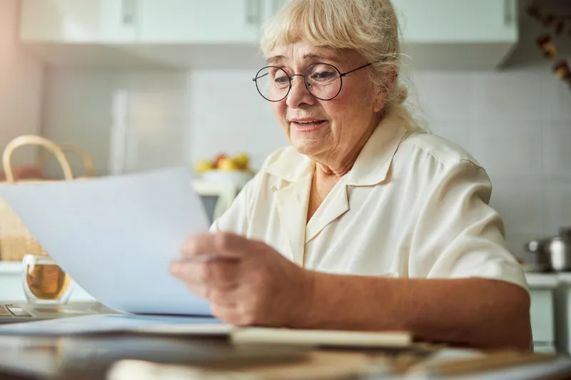 Pensionară la pensie - Foto: Freepik