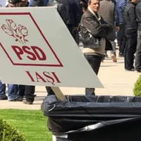 O pancartă de la mitingul PSD de la Iași, aruncată la gunoi după discursurile șefilor PSD. Retorica lui Dragnea de la mitinguri este tot mai anti-UE