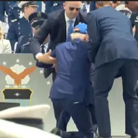 Joe Biden a căzut la o ceremonie la Academia Forțelor Aeriene-Foto: Twitter/Jake Schneider