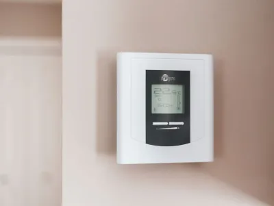 Ce înseamnă numerele de pe calorifer și de ce camera se încălzește mai greu? Termostatul este problema