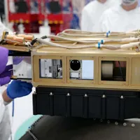 Un nanosatelit este pus într-un container. special Foto: defense.gov/VOX Space Photo