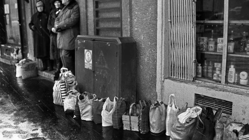FOTO-document, pentru tinerii născuți după 1989: Ce bine se trăia în comunism în România - Foto: Andrei Pandele / Facebook