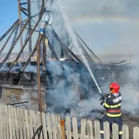 În incendiu a ars o biserică din lemn din localitatea Vidra, construită în anul 1724. / Foto: agerpres.ro