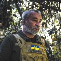 Un militar ucrainean din Brigada 30 de Artilerie este văzut într-o locație nedezvăluită în regiunea Donețk, Ucraina. Unitățile de artilerie apără regiunea de înaintarea Rusiei către orașul strategic Pokrovsk - Foto: Profimedia Images