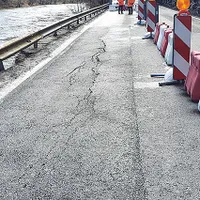 La Câineni, o calamitate care a afectat 25 de metri de șosea a devenit, peste noapte, una care a necesitat lucrări pe 180 de metri. Cu consecințele financiare de rigoare