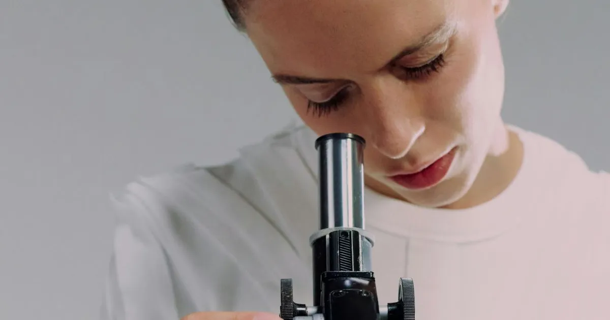 Oamenii de ştiinţă creează un hibrid din sticlă și plastic, rezistent, flexibil, autoreparabil şi sustenabil • Newsweek România