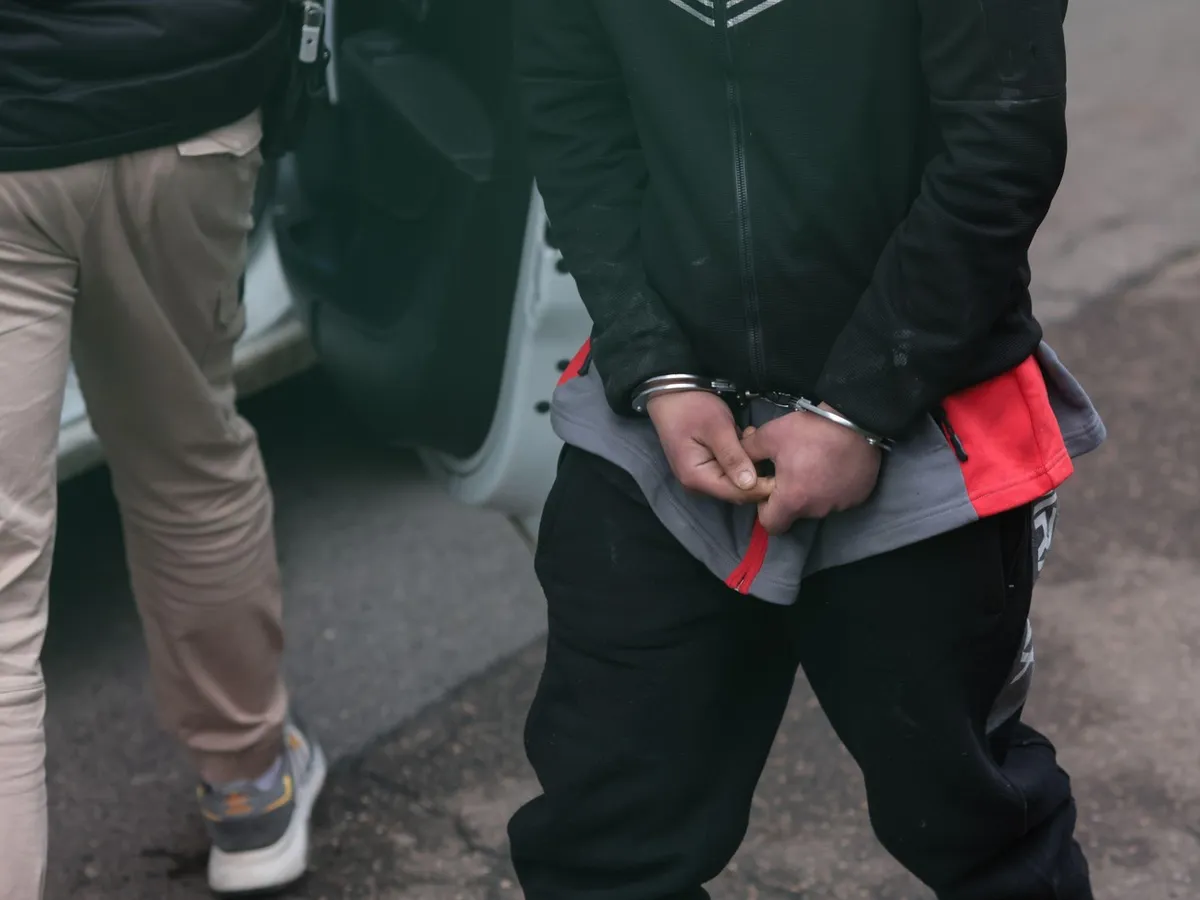 Cinci persoane, cercetate pentru trafic de minori, trafic de persoane şi proxenetism