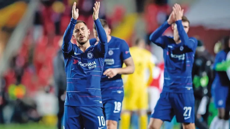 Mjlocașul belgian Eden Hazard, cel mai scump jucător de la Chelsea, mulțumește publicului după calificarea în semifinalele Europa League