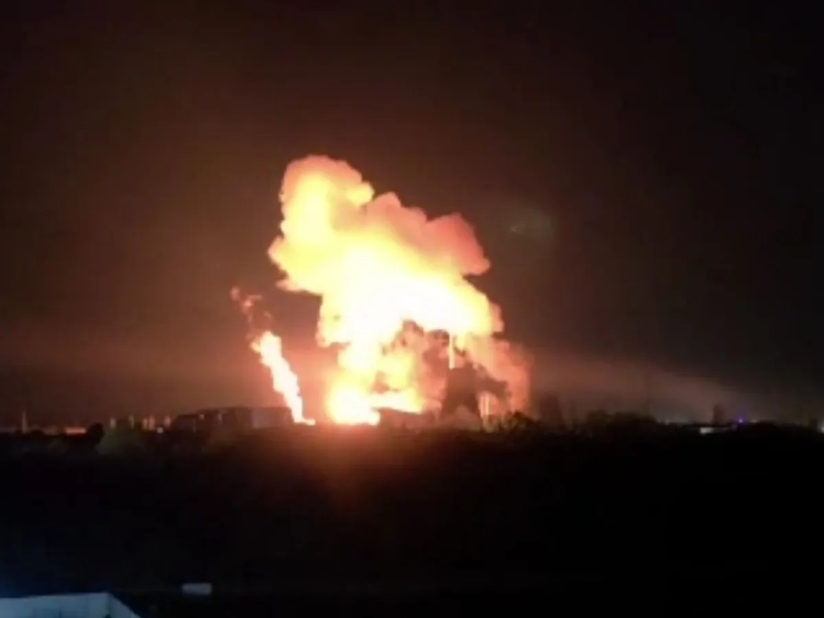 Un incendiu violent la CET Vest București a luminat cerul în miez de noapte. Nu va fi apă caldă