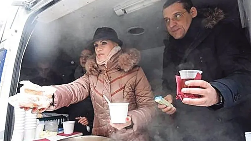 PR. Gabriela Firea și Gabriel Mutu, primarul Sectorului 6, împărțeau supă oamenilor străzii, anul trecut, la Gara de Nord