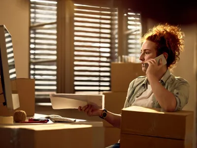 O femeie vorbește la telefon - Foto: Freepik (rol ilustrativ)