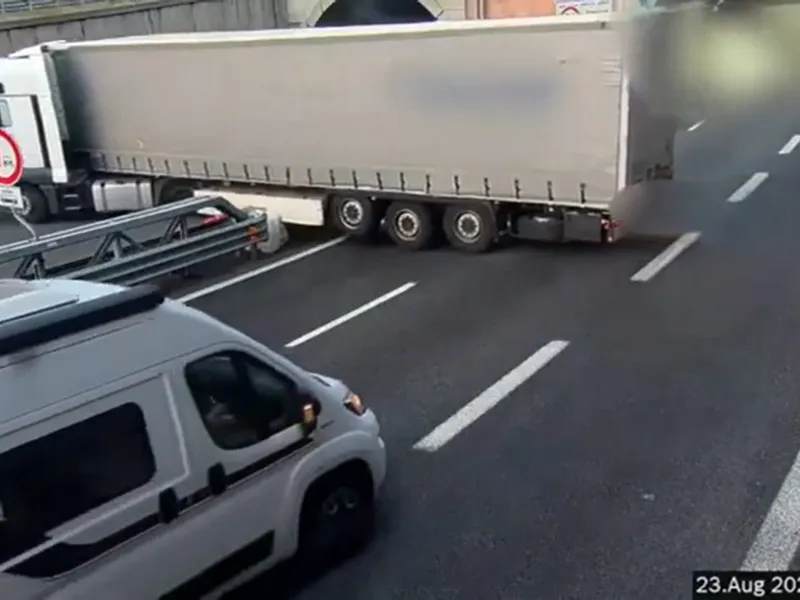 Un șofer de TIR a întors în mijlocul unei autostrăzi din Italia. / Foto: captură video