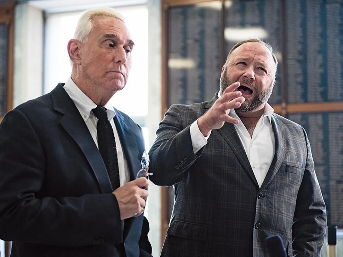 FANFARONUL DREPTURILOR Roger Stone (stânga) și adeptul teoriei conspirației Alex Jones, interziși pe Facebook, Twitter și Instagram în ultimul an