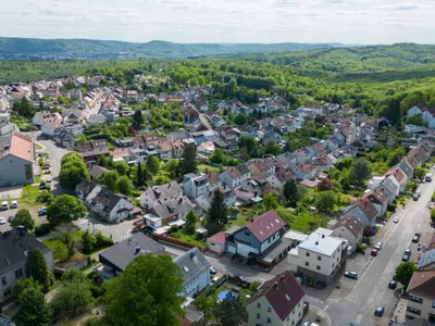 Un sat fără gară, cu 4 magazine și 13.000 de locuitori a lăsat ”mască” toată țara: a ajuns la ”masa bogaților”