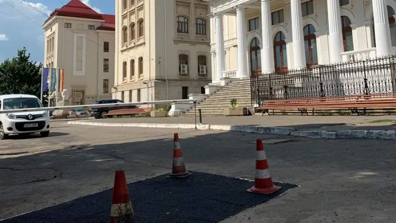 Pentru strada din fața UMF nu sunt bani. Se fac doar petice. Întreg inelul din jurul universității arată catastrofal. 300 de metri mai încolo, pe o stradă cu cinci case, primarul și-a turnat covor asfaltic prin fața curții sale. Foto ReporterIS