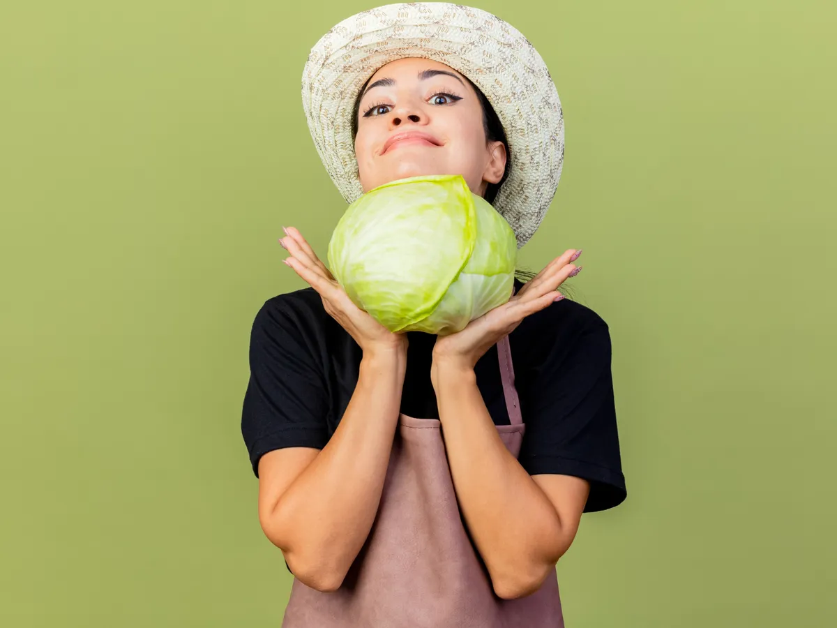 Femeie cu o varză - Foto: Freepik (Imagine cu rol ilustrativ)