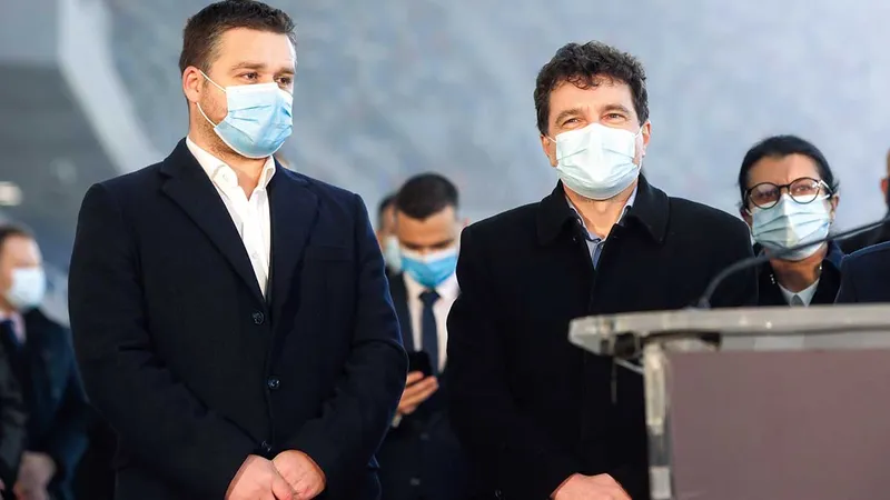 TELEFON Primarii Ciprian Ciucu și Nicușor Dan nu prea comunică, se plânge primul - Foto: INQUAM PHOTOS/ George Călin
