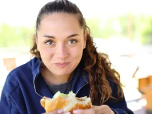 „Snackificarea”, noul trend în alimentație viral pe Tiktok. Nutriționiștii trag un semnal de alarmă - Foto: Profimedia images