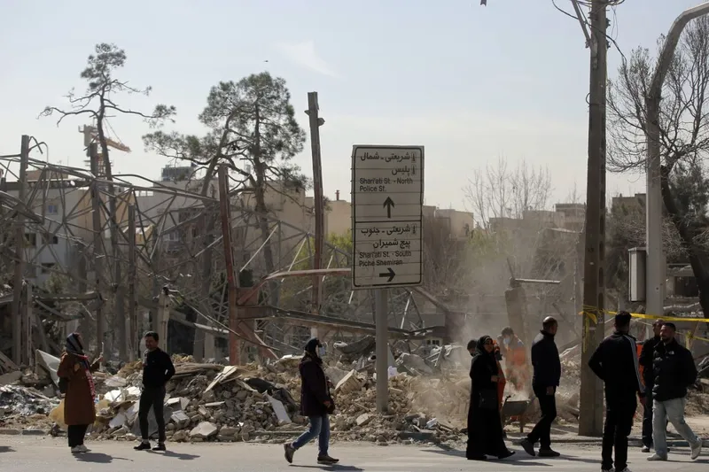 Stradă lovită de rachetele SUA şi Israel, &icirc;n Teheran - Foto: Profimedia Images