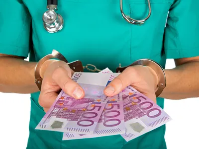 Managerul Institutului de Neurologie și un neurochirurg, sub control judiciar. Au luat 25.000 € mită - Foto: Profimedia images