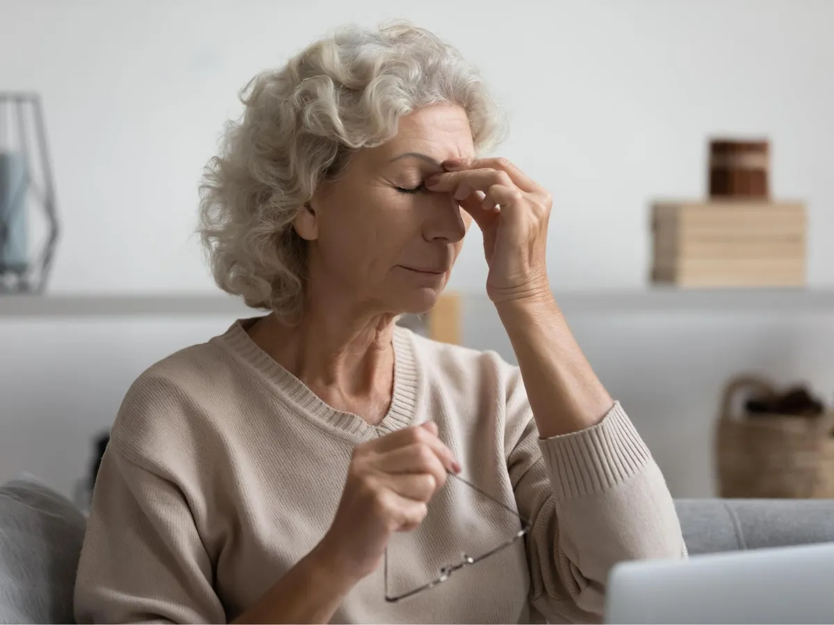 Pensionară aflând o veste rea - Foto: Freepik