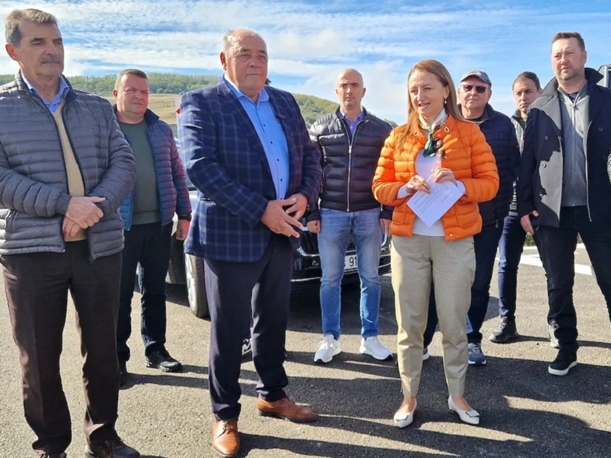 Un drum în care s-au investit 8.000.000 € se oprește în câmp