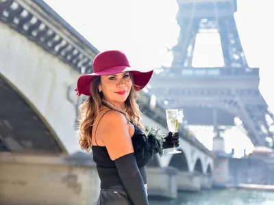 O femeie cu un pahar de șampanie în Paris - Foto: Pixabay (cu rol ilustrativ)