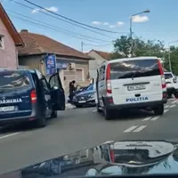 Mascații au oprit un Mercedes în trafic și i-au pus pe burtă pe toți cei dinăuntru Foto: Facebook