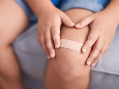 Un copil de șase ani din Botoșani a intrat în comă după ce sora lui i-a pus un plasture pe o rană
