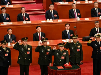 Zhang Youxia (în față), la alegerea ca vicepreședinte al Comisiei Militare Centrale, depune jurământul alături de ceilalți membri, 2023 - Foto: Profimedia Images