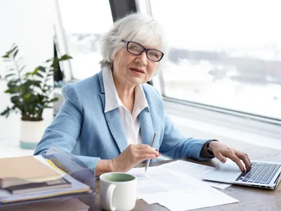 Câți bani iei în plus la pensie dacă ai avut concedii medicale? NU toți pensionarii iau sume la fel Foto: Freepik (fotografie cu caracter ilustrativ)